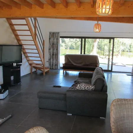 Дом отдыха Neuf 150 M2 Devant Un Grand Prive De 2 Hectares Poissonneux Au Milieu Des Bois *